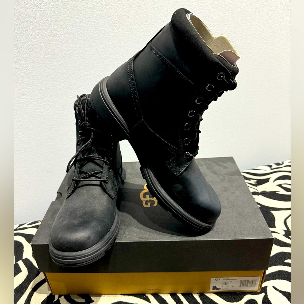 Mens Ugg boot in size 8 . New in box